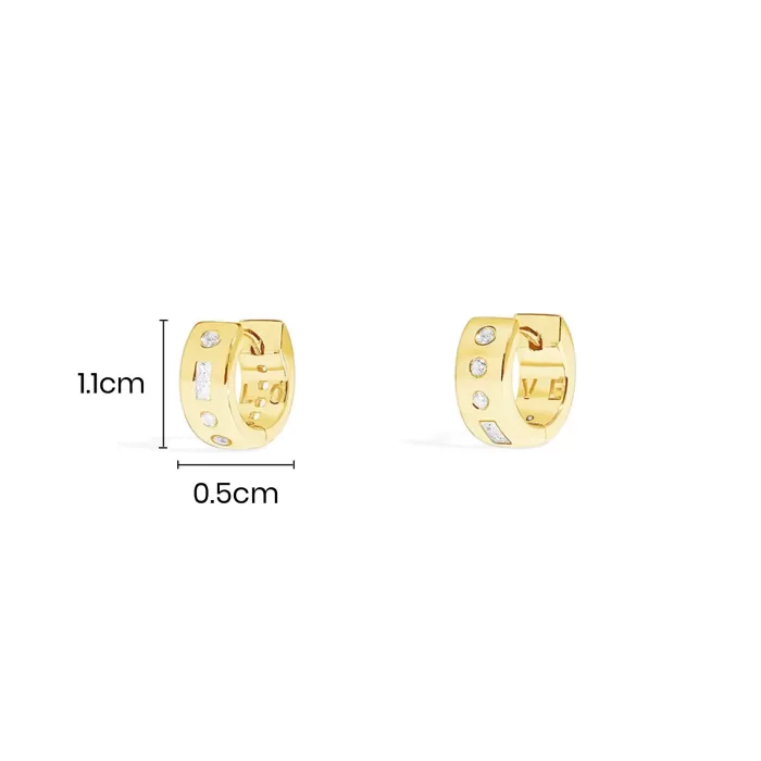 APM Monaco Boucles d’oreilles Huggie en code Morse LOVE Plaqué Or Jaune 18 Carats