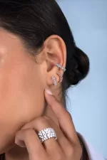 APM Monaco Boucles d’oreilles Huggie pavées Plaqué Or Rose 18 Carats