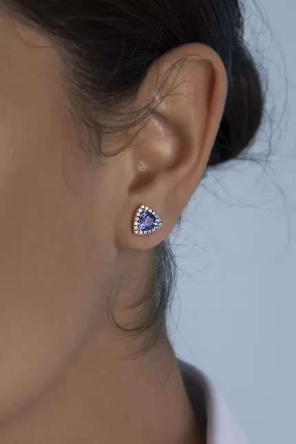 APM Monaco Boucles d’oreilles à tige pavées triangle bleu Argent Sterling