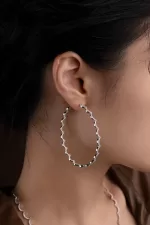 APM Monaco Boucles d’oreilles créoles ondulées en argent – Grandes Argent Sterling