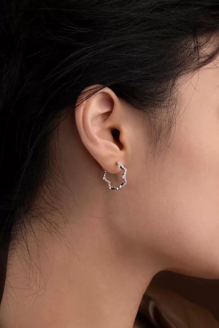 APM Monaco Boucles d’oreilles créoles ondulées en argent – Petites Argent Sterling