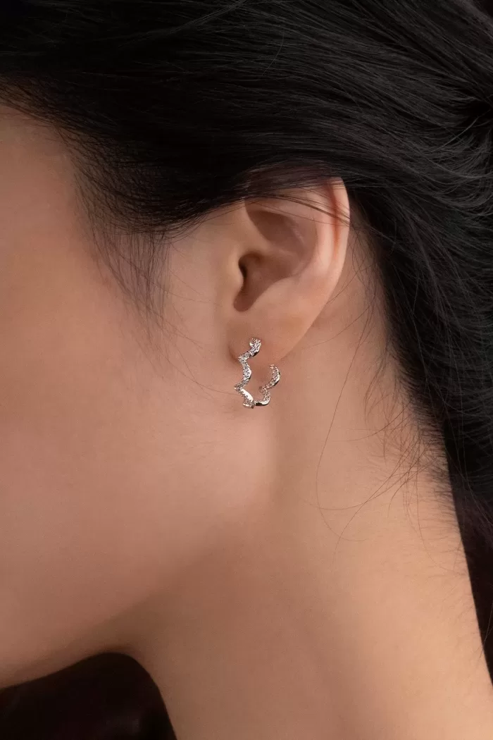 APM Monaco Boucles d’oreilles créoles ondulées en argent – Petites Argent Sterling