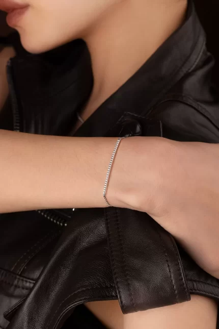 APM Monaco Bracelet Ajustable avec Ligne Pavée Argent Sterling